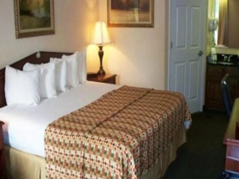 Baymont By Wyndham Sanford Hotel Екстериор снимка