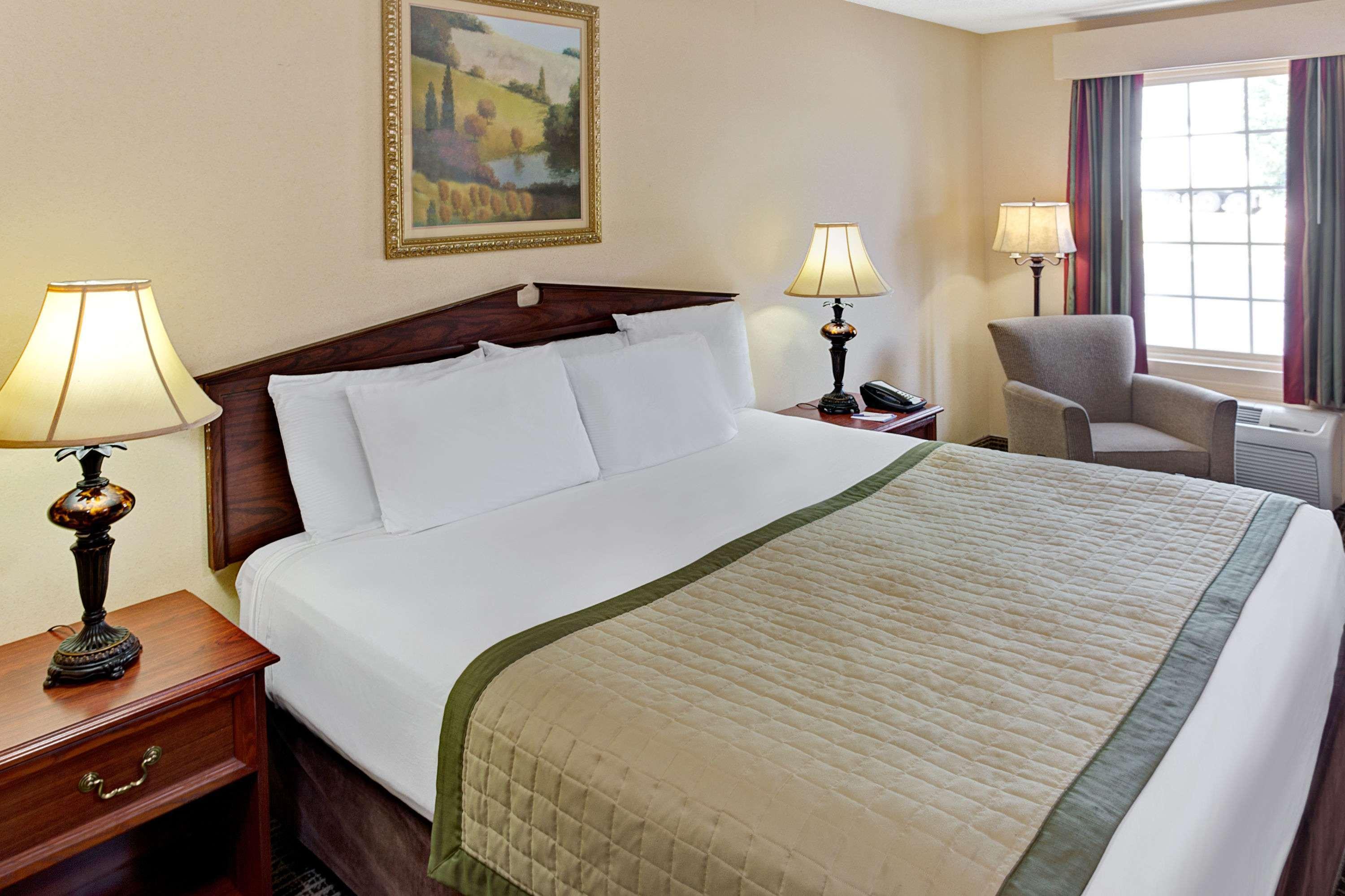 Baymont By Wyndham Sanford Hotel Екстериор снимка