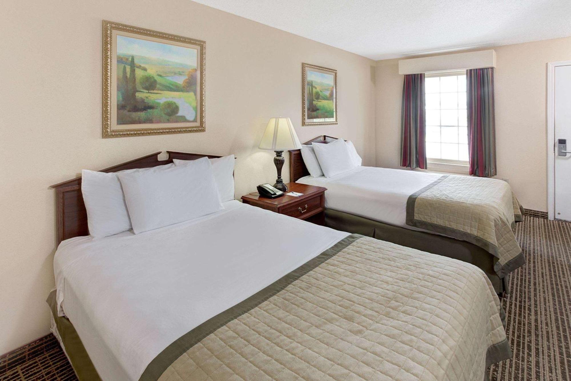 Baymont By Wyndham Sanford Hotel Екстериор снимка