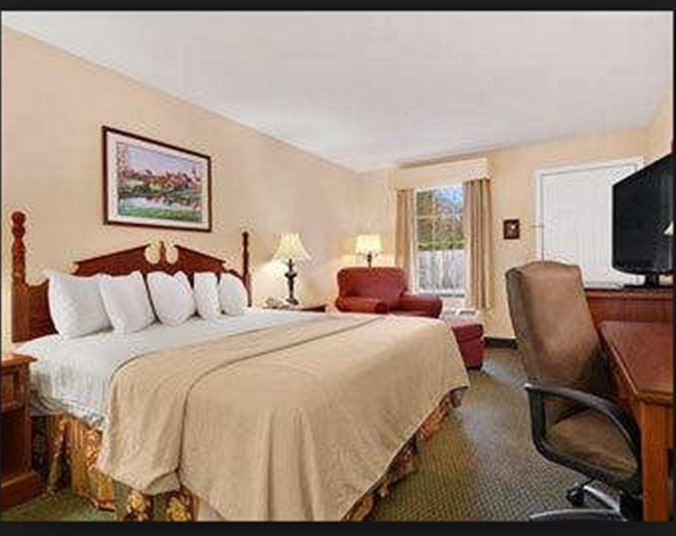 Baymont By Wyndham Sanford Hotel Екстериор снимка