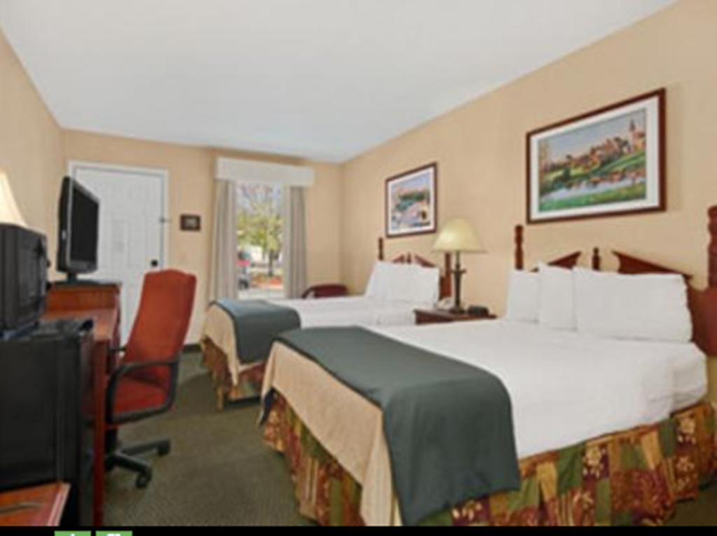Baymont By Wyndham Sanford Hotel Стая снимка