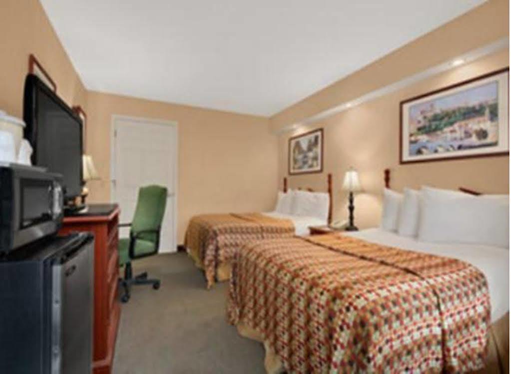 Baymont By Wyndham Sanford Hotel Екстериор снимка
